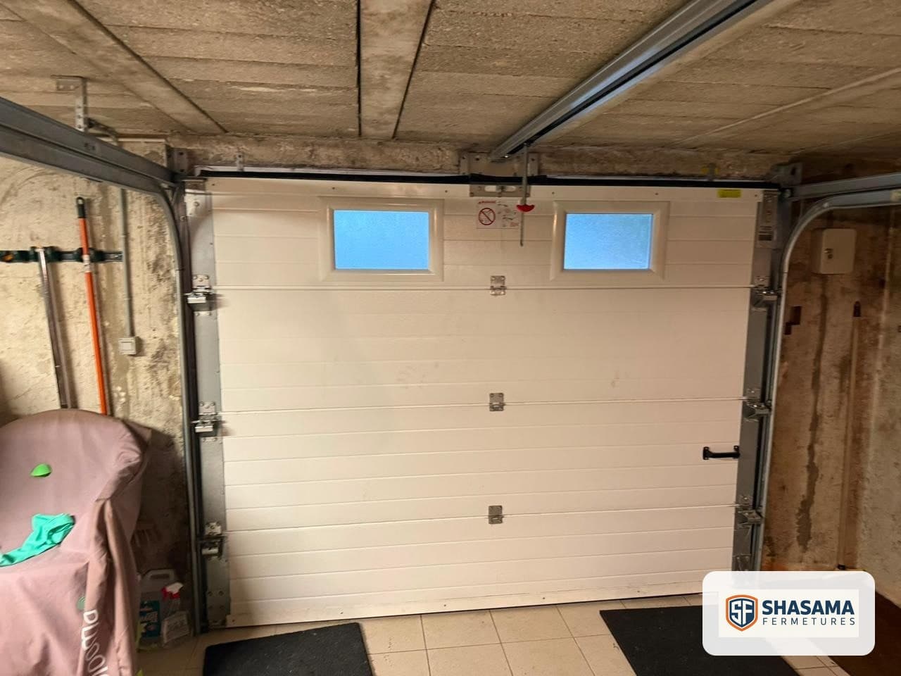 Remplacement des ressorts d’une porte sectionnelle de garage, porte fermée avant l’intervention